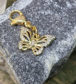 Vlinder bedeltje goudkleur met strassteentjes