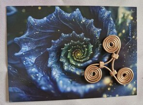 Kristallion Triskelion 1728 Hz – Koperen Hanger voor Balans & Resonantie