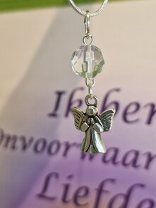 Engel hanger en ketting – Licht & Bescherming