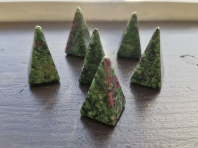 Robijn in zoisiet piramide mini 
