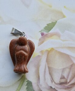 Bruine Goudsteen hanger engeltje 12 mm