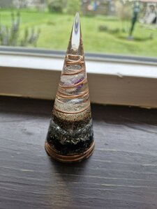 Orgonite energie piramide - bescherming energiecentrale Amethist