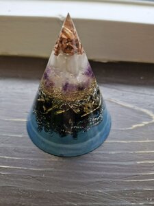 Orgonite energie piramide - bescherming energiecentrale blauw