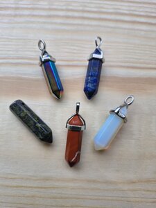 Setje 1 - opaliet, lapis lazulli, regenboog hematiet, rode jaspis, drakensteen hangers.