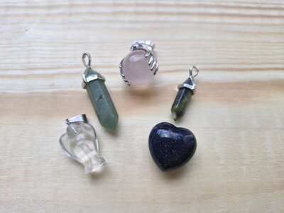 Helende handen rozekwarts, drakensteen healing point, Bergkristal engeltjes, blauwe goudsmeden hartje, aventurijn healing point