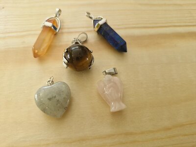 Carneool en lapis lazulli healing point, rozekwarts engeltjes, labradoriet hartje, tijgeroog healing point