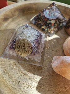 Orgoniet piramide gouden driehoek met Bloem des Levens