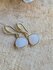 Witte Jade Oorhangers – goudkleurig_